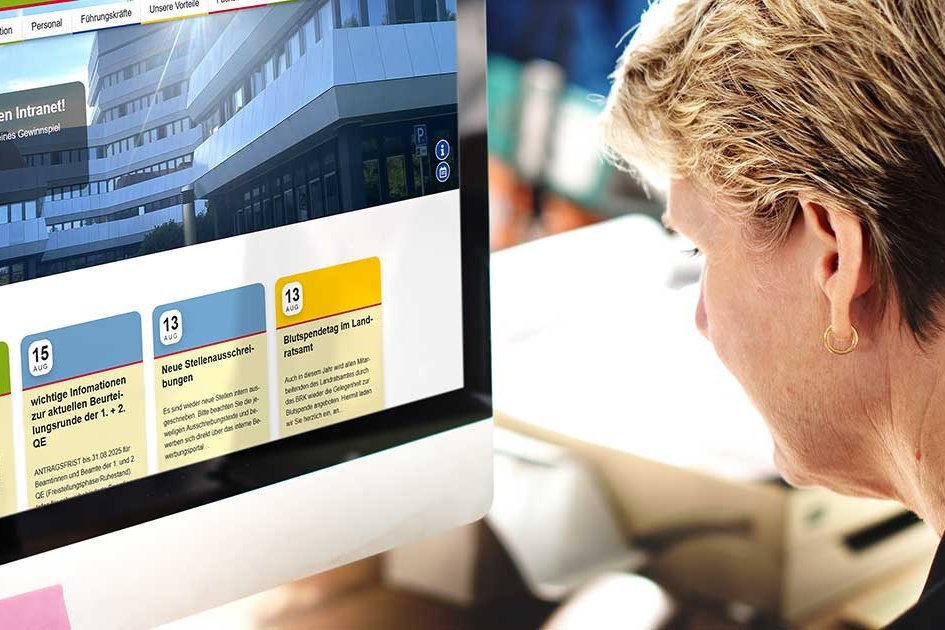 Eine Frau sieht sich die Startseite des neuen Intranets "Nürnberger Land" an