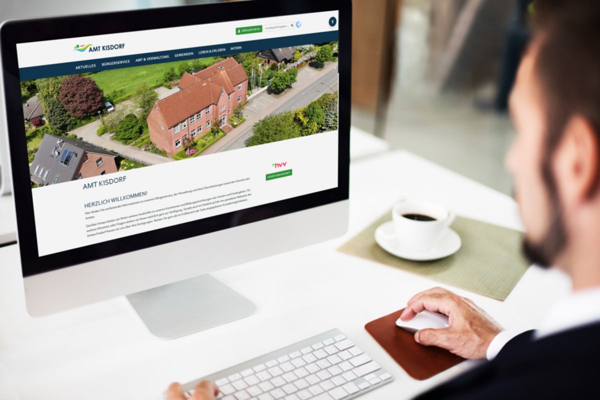 Ein Mann betrachtet die neue Website des Amtes Kisdorf am Monitor